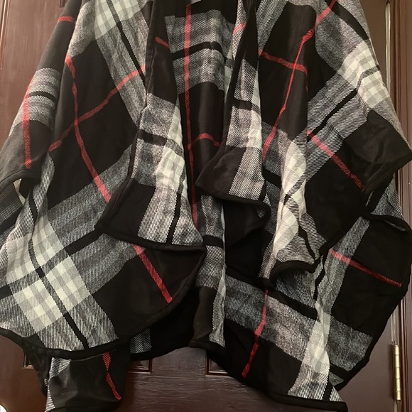 V.FRAAS Shawl - Picture 3 of 3